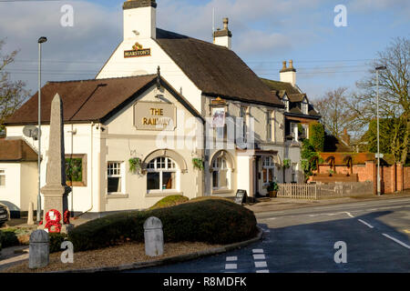 Shenstone è un piccolo villaggio è Staffordshire REGNO UNITO Inghilterra la ferrovia Inn. Foto Stock