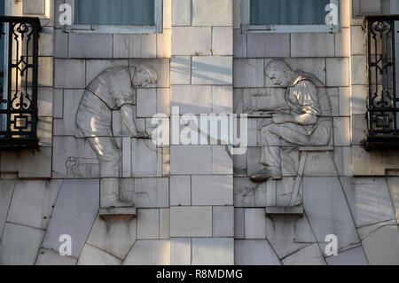 Un edificio bianco datato 1908 a Fitzalan quadrato che è decorato con raffigurazioni di metallo lavoratori in faience da Alfred e William Tory Foto Stock