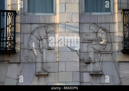 Un edificio bianco datato 1908 a Fitzalan quadrato che è decorato con raffigurazioni di metallo lavoratori in faience da Alfred e William Tory Foto Stock