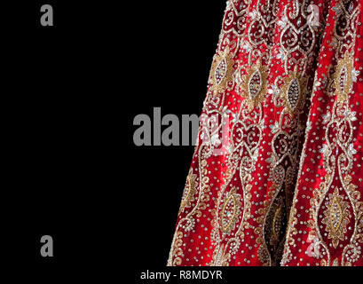 Red Wedding Saree con ricamo dettagliata Foto Stock