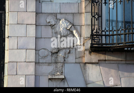 Un edificio bianco datato 1908 a Fitzalan quadrato che è decorato con raffigurazioni di metallo lavoratori in faience da Alfred e William Tory Foto Stock