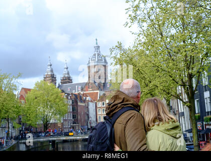 Un vecchio e un bel giovane godendo il loro tempo in Amsterdam. Foto Stock