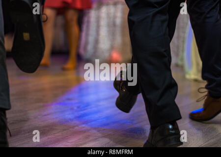 La gente ballare i piedi sul pavimento Foto Stock