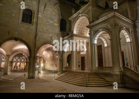 Basilica di Santa Maria Maggiore a Bergamo di notte Foto Stock