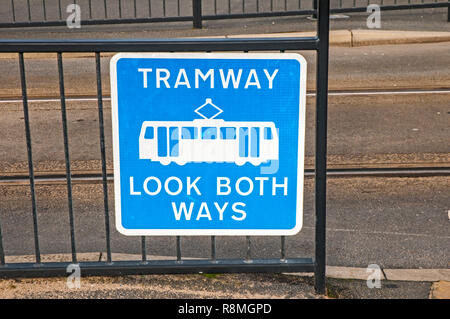 Il tram attraversando un cartello di segnalazione sull Blackpool a Fleetwood tramvia . Foto Stock