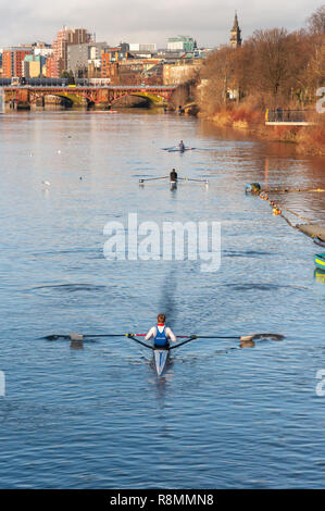Glasgow, Scotland, Regno Unito. 16 dicembre, 2018. Regno Unito Meteo. I rematori di formazione su un tranquillo Fiume Clyde in un freddo, la mattina di sole. Credito: Berretto Alamy/Live News Foto Stock