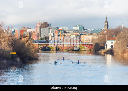 Glasgow, Scotland, Regno Unito. 16 dicembre, 2018. Regno Unito Meteo. I rematori di formazione su un tranquillo Fiume Clyde in un freddo, la mattina di sole. Credito: Berretto Alamy/Live News Foto Stock