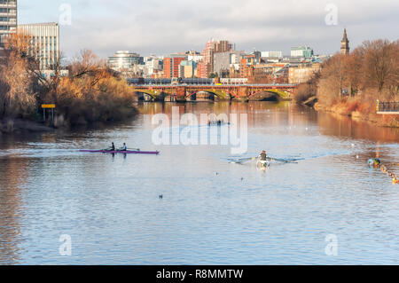 Glasgow, Scotland, Regno Unito. 16 dicembre, 2018. Regno Unito Meteo. I rematori di formazione su un tranquillo Fiume Clyde in un freddo, la mattina di sole. Credito: Berretto Alamy/Live News Foto Stock