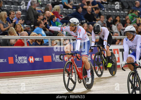 Londra, Regno Unito. 16 dic 2018. Matthrew Falls (GBR) (centro) in uomini Omnium Tempo Rece 24 durante Tissot UCI ciclismo su pista World Cup IV a Lee Valley VeloPark domenica 16 dicembre 2018. Londra Inghilterra. (Solo uso editoriale, è richiesta una licenza per uso commerciale. Nessun uso in scommesse, giochi o un singolo giocatore/club/league pubblicazioni.) Credito: Taka Wu/Alamy Live News Foto Stock