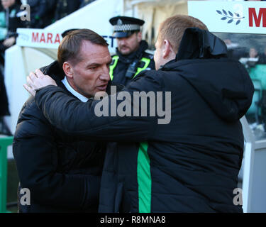 Easter Road, Edimburgo, Regno Unito. Xvi Dec, 2018. Ladbrokes Premiership, Hibernian versus Celtic; Celtic Manager Brendan Rodgers saluta Hibernian Manager Neil Lennon Credito: Azione Sport Plus/Alamy Live News Foto Stock