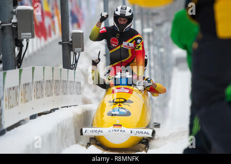 Winterberg, Germania. Xvi Dec, 2018. Bob, Coppa del mondo, quattro uomo bob, 2a correre nel Veltins Arena di ghiaccio: Francesco Friedrich (v), e il suo team di spinta Candy Bauer (v-h), Martin Grothkopp e Thorsten Margis dalla Germania sono felice circa il primo posto al traguardo. Credito: Christophe Gateau/dpa/Alamy Live News Foto Stock