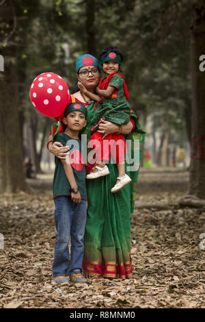 Dacca in Bangladesh. Xvi Dec, 2018. Dacca in Bangladesh - Dicembre 16 : una madre con il suo bambino pone per fotografare durante il giorno della vittoria: celebrazioni in Dhakain Dhaka, Bangladesh sul dicembre 16, 2018. Bangladesh segna la sua vittoria XLVIII Giornata per commemorare la vittoria delle forze alleate alto il comando sopra le forze pakistane nel Bangladesh guerra di liberazione nel 1971. Il Bangladesh è diventata una nazione libera il 16 dicembre 1971 dopo un periodo di nove mesi di sanguinosa guerra con il Pakistan. Credito: Zakir Hossain Chowdhury/ZUMA filo/Alamy Live News Foto Stock