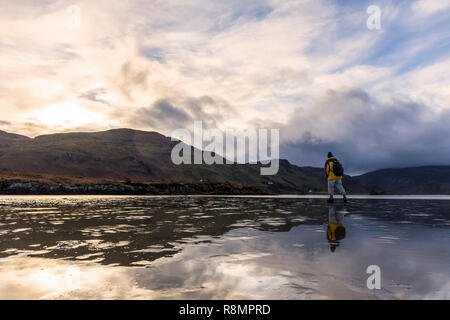 Ardara, County Donegal, Irlanda. 16 dicembre 2018. Un viandante prende alla spiaggia in un freddo e ventoso pomeriggio dopo le tempeste hanno superato. Credito: Richard Wayman/Alamy Live News Foto Stock