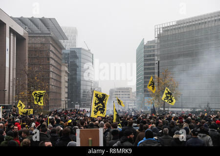 Bruxelles, Belgio. Xvi Dec, 2018. Di destra e di estrema destra manifestanti frequentare il 'Marco contro Marrakech " rally di fronte alle istituzioni dell' Unione europea con sede a Bruxelles, Belgio, Dic 16, 2018. Belga anti-immigrazione manifestanti hanno percorso le strade di Bruxelles qui la domenica per denunciare il Global Compact per sicuro, ordinato e regolare la migrazione adottata a Marrakech, Marocco. Credito: Zheng Huansong/Xinhua/Alamy Live News Foto Stock