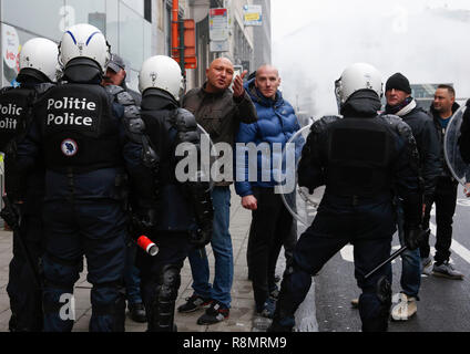 Bruxelles, Belgio. Xvi Dec, 2018. I manifestanti sostengono con la polizia durante la 'Marco contro Marrakech " rally di fronte alle istituzioni dell' Unione europea con sede a Bruxelles, Belgio, Dic 16, 2018. Belga anti-immigrazione manifestanti hanno percorso le strade di Bruxelles qui la domenica per denunciare il Global Compact per sicuro, ordinato e regolare la migrazione adottata a Marrakech, Marocco. Credito: Voi Pingfan/Xinhua/Alamy Live News Foto Stock