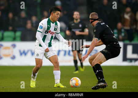 Groningen, Paesi Bassi. 16 dic 2018. French Ligue 2, FC Groningen player Ritsu Doan e FC Emmen player Tim Siekman durante la partita FC Groningen - FC Emmen. Credito: Pro scatti/Alamy Live News Credito: Pro scatti/Alamy Live News Foto Stock