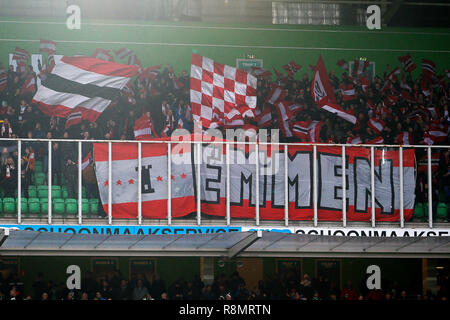 Groningen, Paesi Bassi. 16 dic 2018. French Ligue 2, i sostenitori di FC Emmen durante la partita FC Groningen - FC Emmen. Credito: Pro scatti/Alamy Live News Foto Stock
