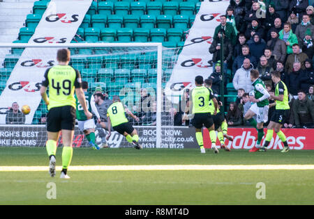 Edinburgh, Regno Unito. 16 dic 2018. Premiereship scozzese - Hibernian V Celtic, Edimburgo, Midlothian, Regno Unito. 16/12/2018. Pic mostra: Hibs' centrocampista lituano, Vykintas Slivka, incendi home il suo lato di apertura obiettivo nel primo minuto come Hibs ospitano Celtic a Easter Road Stadium, Edimburgo Credito: Alamy/Ian Jacobs Credito: Ian Jacobs/Alamy Live News Foto Stock