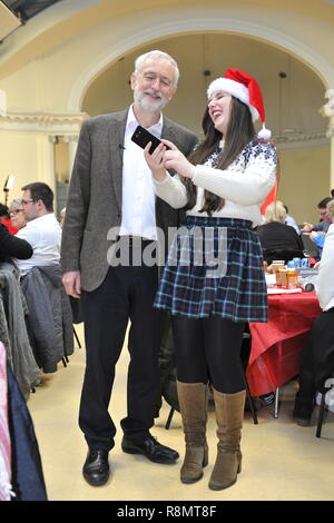 Edinburgh, Regno Unito. 16 dic 2018. Regno Unito leader laburista Jeremy Corbyn (nella foto) si unisce a Richard Leonard (scozzese leader laburista) e Lesley Laird (manodopera scozzese vice leader) per servire un pranzo di Natale per coloro che sono senza fissa dimora di Edimburgo, Regno Unito. 16 dicembre 2018 Credit: Colin Fisher/Alamy Live News Foto Stock