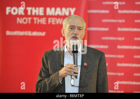 Edinburgh, Regno Unito. 16 dic 2018. Regno Unito leader laburista Jeremy Corbyn (nella foto) si unisce a Richard Leonard (scozzese leader laburista) e Lesley Laird (manodopera scozzese vice leader) per servire un pranzo di Natale per coloro che sono senza fissa dimora di Edimburgo, Regno Unito. 16 dicembre 2018 Credit: Colin Fisher/Alamy Live News Foto Stock