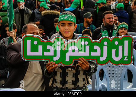 La striscia di Gaza, la Palestina. 16 dic 2018. Migliaia di palestinesi si riuniscono per un rally nel centro di Gaza City per festeggiare Hamas 31 anniversario il 16 dicembre 2018. Credito: ZUMA Press, Inc./Alamy Live News Credito: ZUMA Press, Inc./Alamy Live News Foto Stock