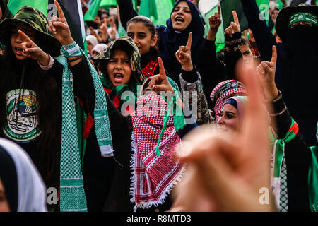 La striscia di Gaza, la Palestina. 16 dic 2018. Migliaia di palestinesi si riuniscono per un rally nel centro di Gaza City per festeggiare Hamas 31 anniversario il 16 dicembre 2018. Credito: ZUMA Press, Inc./Alamy Live News Credito: ZUMA Press, Inc./Alamy Live News Foto Stock