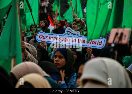 La striscia di Gaza, la Palestina. 16 dic 2018. Migliaia di palestinesi si riuniscono per un rally nel centro di Gaza City per festeggiare Hamas 31 anniversario il 16 dicembre 2018. Credito: ZUMA Press, Inc./Alamy Live News Credito: ZUMA Press, Inc./Alamy Live News Foto Stock