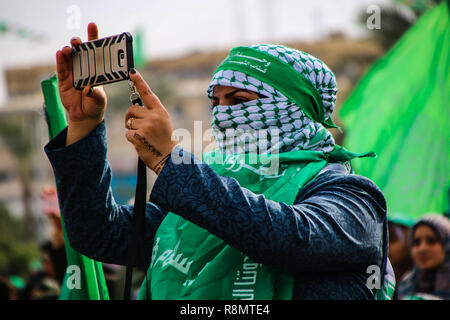 La striscia di Gaza, la Palestina. 16 dic 2018. Migliaia di palestinesi si riuniscono per un rally nel centro di Gaza City per festeggiare Hamas 31 anniversario il 16 dicembre 2018. Credito: ZUMA Press, Inc./Alamy Live News Credito: ZUMA Press, Inc./Alamy Live News Foto Stock