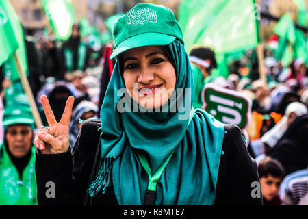 La striscia di Gaza, la Palestina. 16 dic 2018. Migliaia di palestinesi si riuniscono per un rally nel centro di Gaza City per festeggiare Hamas 31 anniversario il 16 dicembre 2018. Credito: ZUMA Press, Inc./Alamy Live News Credito: ZUMA Press, Inc./Alamy Live News Foto Stock