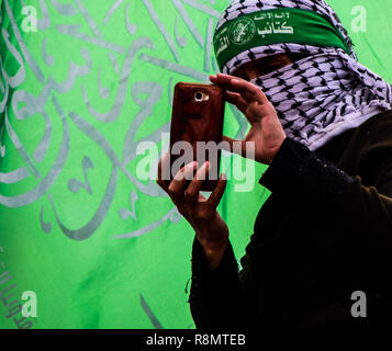 La striscia di Gaza, la Palestina. 16 dic 2018. Migliaia di palestinesi si riuniscono per un rally nel centro di Gaza City per festeggiare Hamas 31 anniversario il 16 dicembre 2018. Credito: ZUMA Press, Inc./Alamy Live News Credito: ZUMA Press, Inc./Alamy Live News Foto Stock