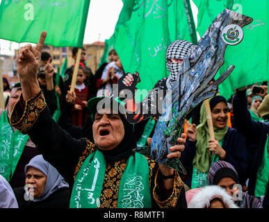 La striscia di Gaza, la Palestina. 16 dic 2018. Migliaia di palestinesi si riuniscono per un rally nel centro di Gaza City per festeggiare Hamas 31 anniversario il 16 dicembre 2018. Credito: ZUMA Press, Inc./Alamy Live News Credito: ZUMA Press, Inc./Alamy Live News Foto Stock