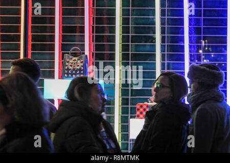 Regent Street, Londra, 16 dic 2018. Su una delle più frequentate durante i fine settimana prima di Natale, la folla degli acquirenti di passeggiare lungo Regent Street con i suoi tanti colorati visualizza la finestra. Credito: Imageplotter News e sport/Alamy Live News Foto Stock