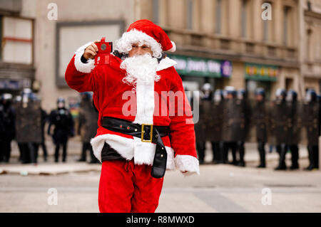 Parigi, Francia. 15 Dic, 2018. Impressione del giallo gilet manifestazioni di protesta contro il Presidente Macron sugli Champs Elysées. Parigi, 15.12.2018 | Utilizzo di credito in tutto il mondo: dpa/Alamy Live News Foto Stock