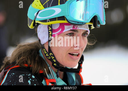 Colorado, Stati Uniti d'America. 15 dic 2018. Pro donna alpinista di sci, Jessie giovani, dopo la sua vittoria nella difficile gara individuale dove ha qualificato per i prossimi Campionati del mondo. Arapahoe Basin Ski Area, Dillon, Colorado. Credito: Cal Sport Media/Alamy Live News Foto Stock