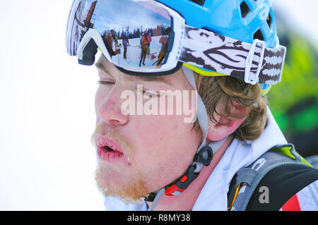 Colorado, Stati Uniti d'America. 15 dic 2018. Western Colorado State University freshman e recentemente nominato USSMA team nazionali di stati, Jacob Dewey, dopo la sua vittoria nel difficile singoli sci alpinismo gara dove si è qualificato per i prossimi Campionati del mondo. Arapahoe Basin Ski Area, Dillon, Colorado. Credito: Cal Sport Media/Alamy Live News Foto Stock