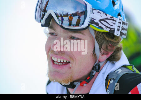 Colorado, Stati Uniti d'America. 15 dic 2018. Western Colorado State University freshman e recentemente nominato USSMA team nazionali di stati, Jacob Dewey, dopo la sua vittoria nel difficile singoli sci alpinismo gara dove si è qualificato per i prossimi Campionati del mondo. Arapahoe Basin Ski Area, Dillon, Colorado. Credito: Cal Sport Media/Alamy Live News Foto Stock