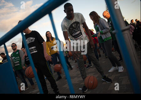 MALAGA, Spagna. Xvi Dec, 2018. I partecipanti hanno visto il rimbalzo basketballs prima del primo tentativo di battere il Guinness World Record di persone bouncing basketballs allo stesso tempo durante i cinque minuti, al di fuori del Palazzo dello Sport Jose Maria Martin Carpena a Malaga. Il record precedente era stato ottenuto in Palestina nel 2010 con 7.756 persone. Credito: Gesù Merida/SOPA Immagini/ZUMA filo/Alamy Live News Foto Stock