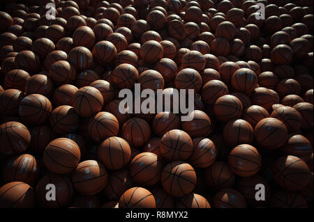 MALAGA, Spagna. Xvi Dec, 2018. Basketballs sono visti prima del primo tentativo di battere il Guinness World Record di persone bouncing basketballs allo stesso tempo durante i cinque minuti, al di fuori del Palazzo dello Sport Jose Maria Martin Carpena a Malaga. Il record precedente era stato ottenuto in Palestina nel 2010 con 7.756 persone. Credito: Gesù Merida/SOPA Immagini/ZUMA filo/Alamy Live News Foto Stock