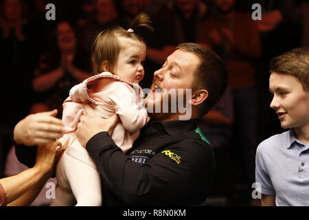 Glasgow, Scotland, Regno Unito. Xvi Dec, 2018. Home Betvictor nazioni serie Scottish Open finale di Shaun Murphy Vs Mark Williams (migliore di 17) a Emirates Arena di Glasgow. Mark Allan celebra con sua figlia Harleigh Credito: Colin Poultney/Alamy Live News Foto Stock