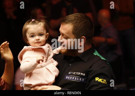 Glasgow, Scotland, Regno Unito. Xvi Dec, 2018. Home Betvictor nazioni serie Scottish Open finale di Shaun Murphy Vs Mark Williams (migliore di 17) a Emirates Arena di Glasgow. Mark Allan celebra con sua figlia Harleigh Credito: Colin Poultney/Alamy Live News Foto Stock