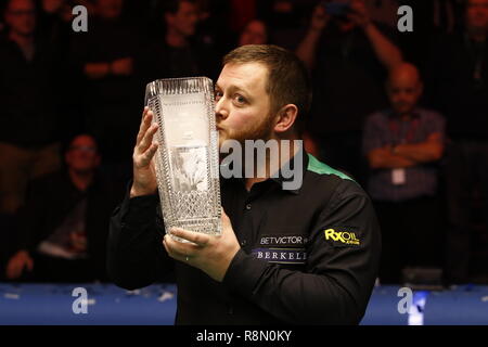 Glasgow, Scotland, Regno Unito. Xvi Dec, 2018. Home Betvictor nazioni serie Scottish Open finale di Shaun Murphy Vs Mark Williams (migliore di 17) a Emirates Arena di Glasgow. Mark Allan baci la Stephen Hendry Trofeo dopo aver vinto la Scottish Open Credit: Colin Poultney/Alamy Live News Foto Stock