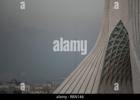 Tehran. Xvi Dec, 2018. Foto scattata a Dic. 16, 2018 mostra una vista dello smog avvolta Milad Tower a Tehran, Iran. L'inquinamento atmosferico è diventato un grave problema in Tehran negli ultimi anni. Credito: Ahmad Halabisaz/Xinhua/Alamy Live News Foto Stock