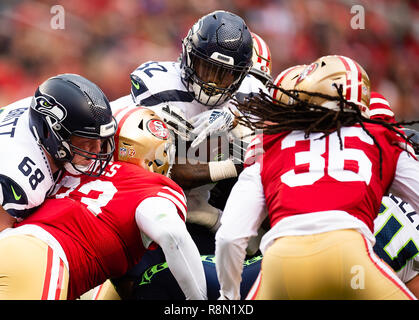 Santa Clara, CA, Stati Uniti d'America. Xvi Dec, 2018. Seattle Seahawks running back Chris Carson (32) viene affrontato bySan Francisco 49ers difensivo fine Salomone Thomas (94) e San Francisco 49ers tackle difensivo D.J. Jones (93) durante una partita a Levi's Stadium di Domenica, Dicembre 16, 2018 in Santa Clara. Credito: Paolo Kitagaki Jr./ZUMA filo/Alamy Live News Foto Stock