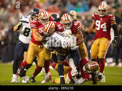 Santa Clara, CA, Stati Uniti d'America. Xvi Dec, 2018. Seattle Seahawks running back Chris Carson (32) viene affrontato da San Francisco 49ers tackle difensivo togliere Buckner (99), San Francisco 49ers middle linebacker Fred Warner (48), San Francisco 49ers defensive back Marcell Harris (36) e San Francisco 49ers fuori linebacker Mark Nzeocha (53) nel quarto trimestre durante una partita a Levi's Stadium di Domenica, Dicembre 16, 2018 in Santa Clara. Credito: Paolo Kitagaki Jr./ZUMA filo/Alamy Live News Foto Stock