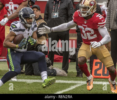 Santa Clara, California, USA. Xvi Dec, 2018. San Francisco 49ers libero di sicurezza D.J. Reed (32) affronta Seattle Seahawks wide receiver Lockett Tyler (16) Domenica, Dicembre 16, 2018 a Levis Stadium di Santa Clara, California. Il 49ers sconfitto il Seahawks in 26-23 ore di lavoro straordinario. Credito: Al di Golub/ZUMA filo/Alamy Live News Foto Stock