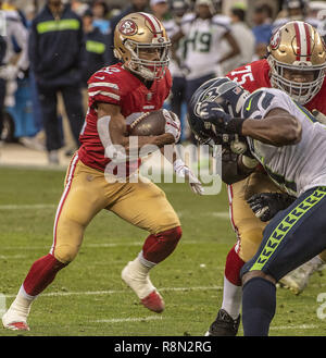 Santa Clara, California, USA. Xvi Dec, 2018. San Francisco 49ers running back Matt Breida (22) Domenica, Dicembre 16, 2018 a Levis Stadium di Santa Clara, California. Il 49ers sconfitto il Seahawks in 26-23 ore di lavoro straordinario. Credito: Al di Golub/ZUMA filo/Alamy Live News Foto Stock