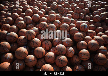 Malaga, Spagna. Xvi Dec, 2018. Basketballs sono visti prima del primo tentativo di battere il Guinness World Record di persone bouncing basketballs allo stesso tempo durante i cinque minuti, al di fuori del Palazzo dello Sport Jose Maria Martin Carpena a Malaga. Il record precedente era stato ottenuto in Palestina nel 2010 con 7.756 persone. Credito: SOPA Immagini limitata/Alamy Live News Foto Stock