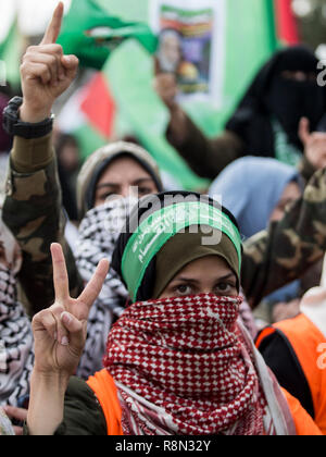 La striscia di Gaza, la Palestina. Xvi Dec, 2018. Un palestinese visto che mostra un segno di pace durante il rally. Palestinesi prendere parte in un rally segnando il trentunesimo anniversario di Hamas, fondatori di Gaza City. Credito: SOPA Immagini limitata/Alamy Live News Foto Stock