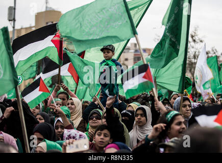 La striscia di Gaza, la Palestina. Xvi Dec, 2018. I palestinesi sono visti tenendo bandiere durante il rally. Palestinesi prendere parte in un rally segnando il trentunesimo anniversario di Hamas, fondatori di Gaza City. Credito: SOPA Immagini limitata/Alamy Live News Foto Stock