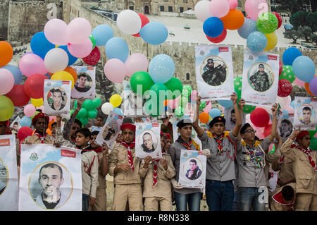 La striscia di Gaza, la Palestina. Xvi Dec, 2018. I palestinesi sono visti tenendo cartelloni con foto durante il rally. Palestinesi prendere parte in un rally segnando il trentunesimo anniversario di Hamas, fondatori di Gaza City. Credito: SOPA Immagini limitata/Alamy Live News Foto Stock